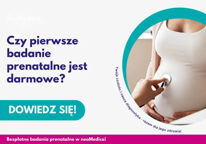 Brzuch kobiety w ciąży, na którym lekarz przykłada stetoskop.