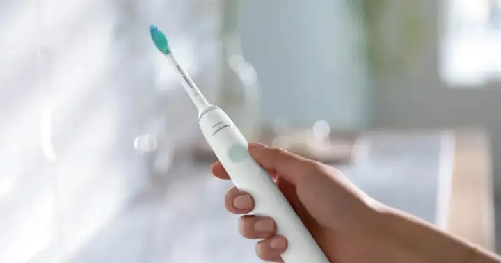 Biała szczoteczka elektryczna Philips Sonicare, idealna do codziennej higieny jamy ustnej. Sprawdź nasz ranking, by wybrać najlepszą!