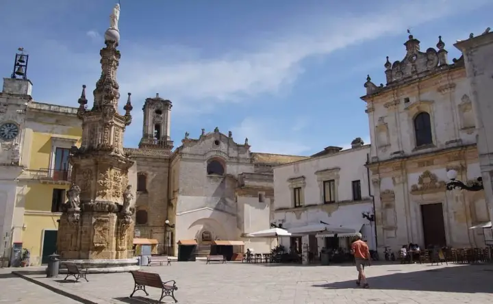 Piazza del Duomo a Lecce, una delle città più belle del Salento, con il suo imponente obelisco e palazzi barocchi.