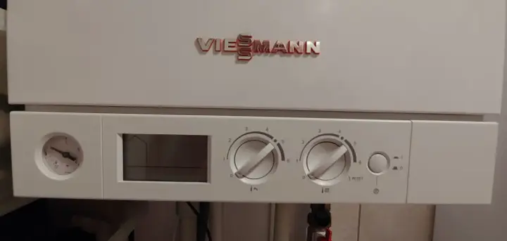 Panel sterowania kotła Viessmann Vitopend 100. Widoczny manometr, wyświetlacz i pokrętła regulacji. Przycisk RESET.