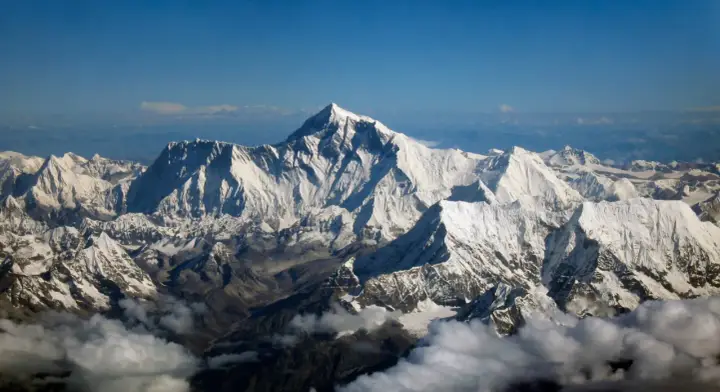 Majestatyczny Everest góruje nad ośnieżonymi szczytami Himalajów. Widok zapiera dech w piersiach, wszystko za Everest.