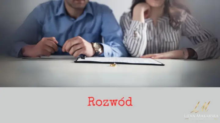 Para przy stole z dokumentami i obrączkami. Koniec małżeństwa, być może z powodu przemocy domowej.