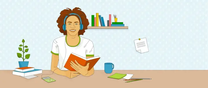 Junge mit Kopfhörern und Buch, genießt Musik beim Lernen. Auf dem Schreibtisch liegen Bücher, Stifte und eine Tasse.