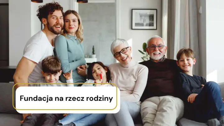 Szczęśliwa rodzina, od dziadków po wnuki, siedzą razem. Dowiedz się, fundacja rodzinna co to, jak wspierać bliskich.