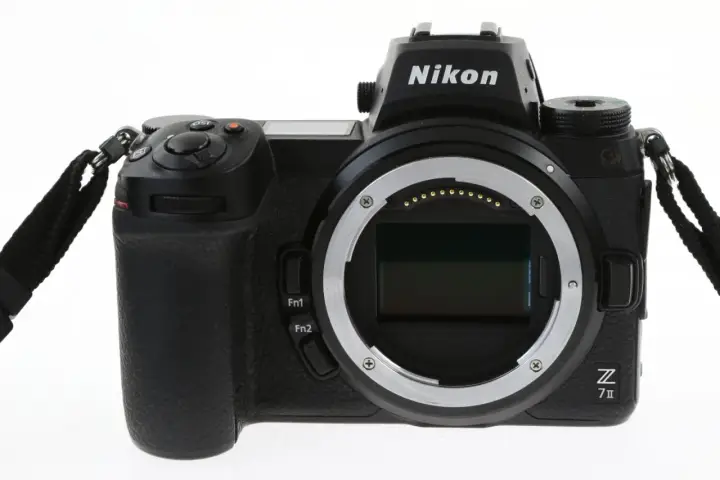 Czarny aparat Nikon Z7 III z obiektywem bez obiektywu, gotowy do uchwycenia Twoich najlepszych ujęć.