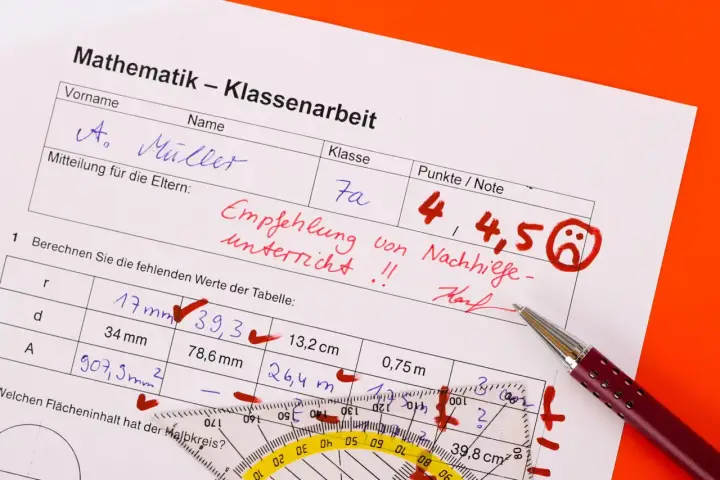 Mathematik-Klassenarbeit mit der Note 4,5 und einem traurigen Smiley. Die Empfehlung lautet "Nachhilfeunterricht".