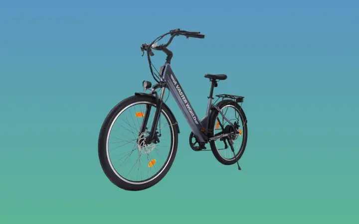 Vélo électrique gris, modèle A Vaster World express 600, avec porte-bagages et garde-boue, sur fond bleu dégradé.