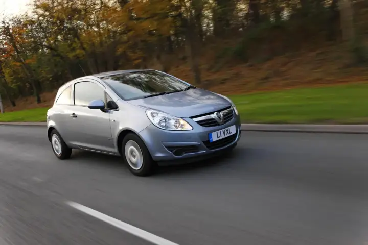 Srebrny Opel Corsa D 1.2 jedzie po drodze. Zastanawiasz się, ile oleju do silnika wlać?