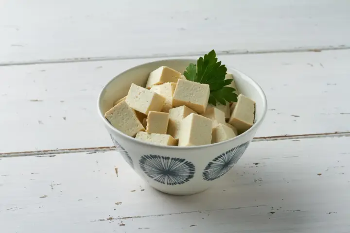 Kostki tofu w misce, gotowe do przyrządzenia. Zastanawiasz się, jak smakuje tofu? To neutralna baza, która wchłonie każde przyprawy!