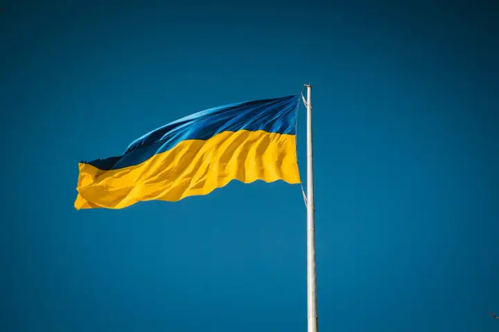 Ukraińska flaga powiewa na tle błękitnego nieba. Poznaj ciekawe ciekawostki o Ukrainie!