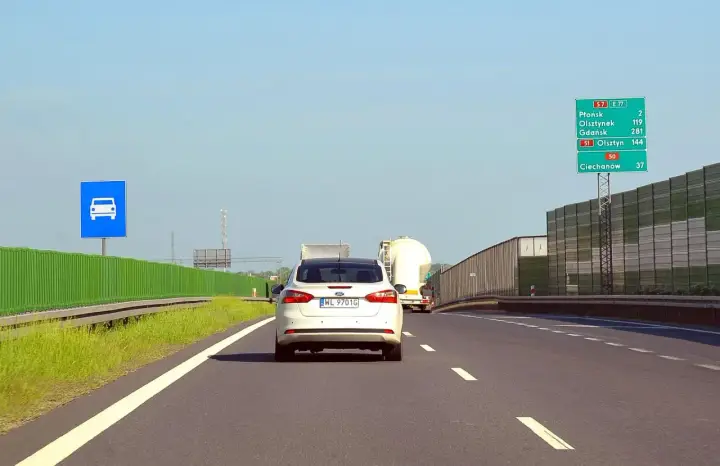 Jazda po polskich drogach. Samochód osobowy i ciężarówka na autostradzie S7 w kierunku Gdańska.