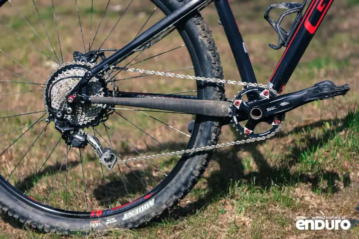Napęd 1x10 w rowerze górskim z kasetą Shimano Deore i zębatką Narrow-Wide.