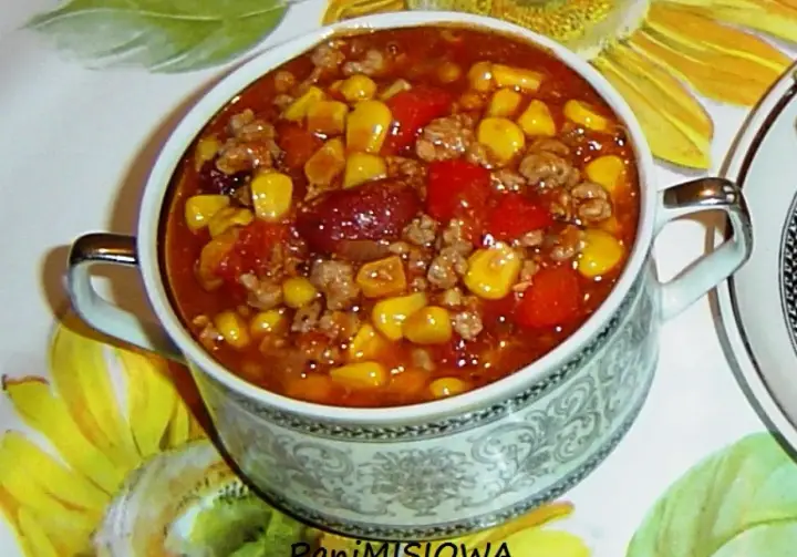 Pyszne chili con carne przepis: sycące danie z mielonym mięsem, fasolą, kukurydzą i pomidorami w bogatym sosie. Idealne na chłodne dni.