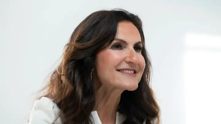 Gunilla von Platen, en framgångsrik svensk entreprenör, ler mot kameran.