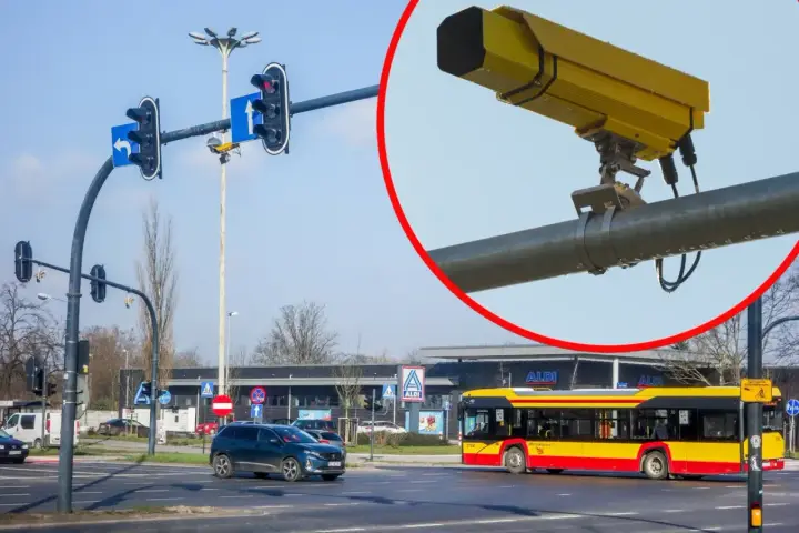 Żółte kamery na skrzyżowaniach rejestrują wykroczenia. Na zdjęciu widać skrzyżowanie z sygnalizacją świetlną, samochody i autobus.