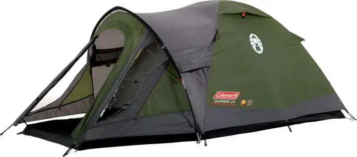 Ett grönt och grått Coleman tält, modell Darwin 2+, med en ingång och fönster. Perfekt för campingäventyr.