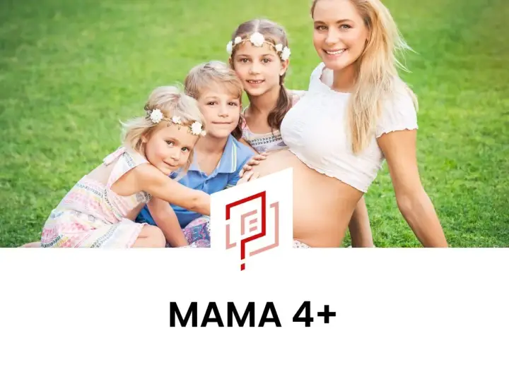 Ciężarna mama z trójką dzieci na trawie. Program MAMA 4+ obiecuje dodatkowe 200 zł do emerytury za dzieci.