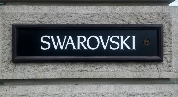 Tablica z napisem SWAROVSKI na kamiennej ścianie. Skąd pochodzi ta marka? Z Austrii, gdzie zaczęła się jej historia.