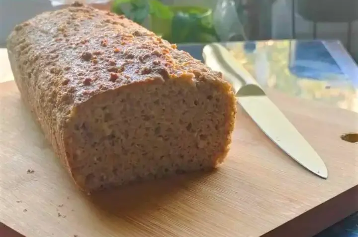 Chleb keto na desce z nożem.