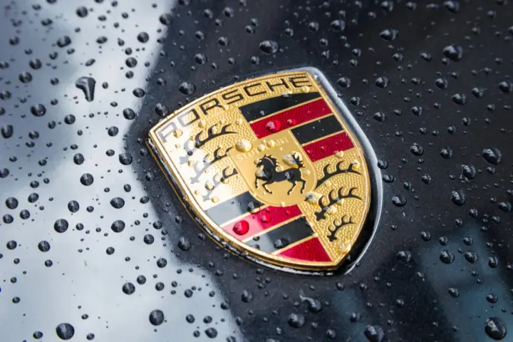 Złote logo Lamborghini z bykiem na czerwonym tle. Jedno z najbardziej znanych marek sportowych logo.