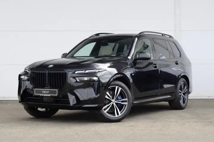 Czarny BMW X7 na tle białej ściany. Sprawdź aktualną bmw x7 cena i dostępne konfiguracje.