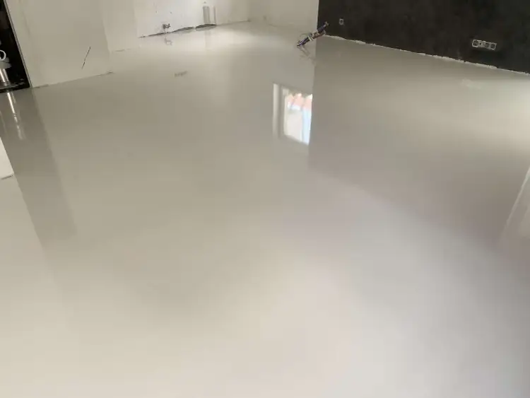 Jasna, lśniąca podłoga z żywicy epoksydowej, idealna do nowoczesnych wnętrz. Sprawdź, jaka jest podłoga z żywicy cena za metr.