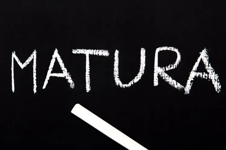 Napis "MATURA" kredą na tablicy. Zastanawiasz się, ile trwa egzamin maturalny z polskiego?