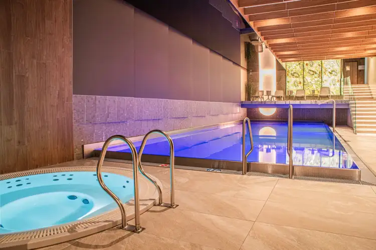 Nowoczesne centrum SPA z basenem i jacuzzi, idealne dla hoteli w Jastrzębiej Górze. Relaks i luksus czekają!