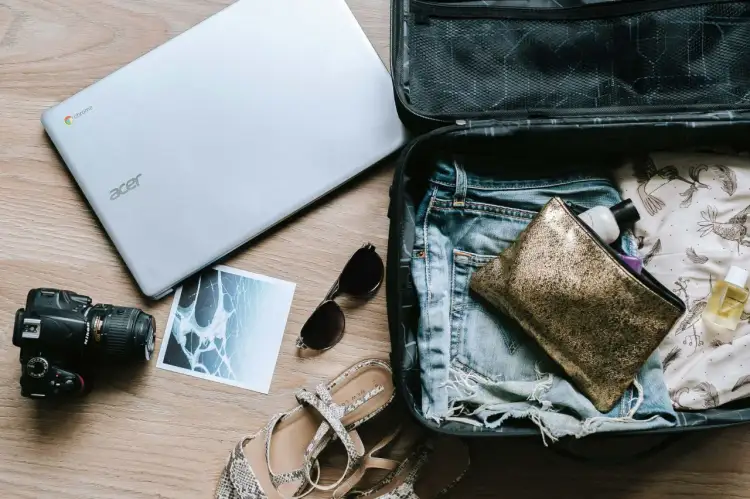 Pakowanie do Dubaju: laptop, aparat, okulary, buty, kosmetyczka i ubrania.