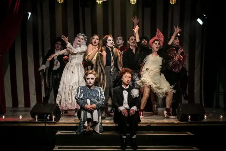 Aktorzy w teatralnych strojach na scenie w Warszawie. Lipiec przyniósł emocje na deskach teatru.