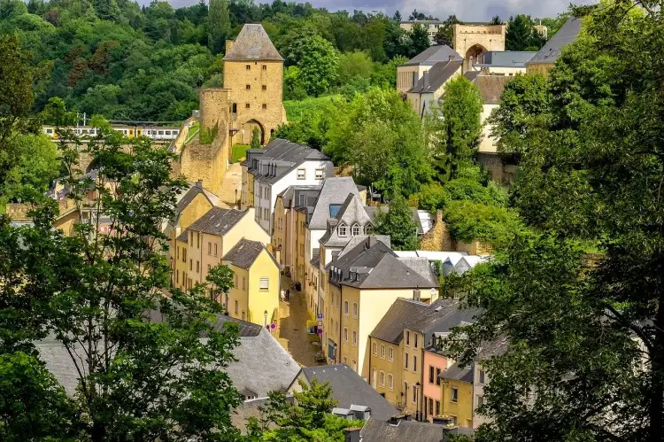 Malownicze miasteczko z wieżą obronną, położone w kraju, który graniczy z Francją, Niemcami i Belgią.