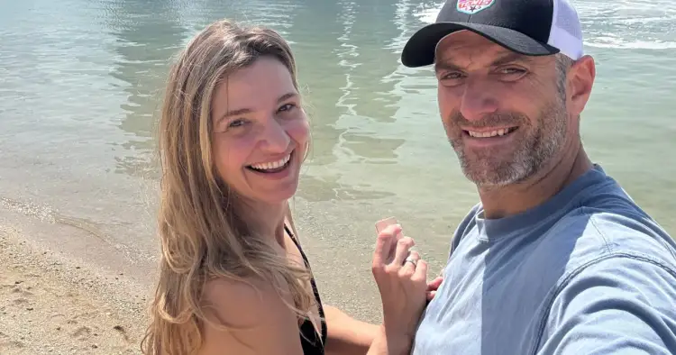 Maciej Dowbor z żoną na plaży, szczęśliwi i uśmiechnięci.