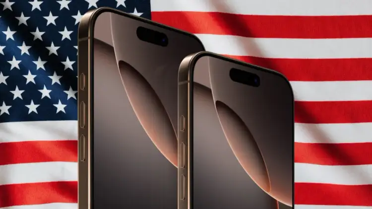 Dwa złote iPhone'y na tle flagi USA. Zastanawiasz się, ile kosztuje iPhone w USA?