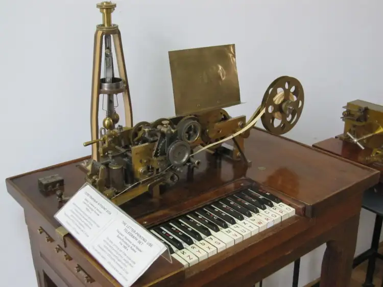 Kiedy wynaleziono prąd elektryczny? Historia odkrycia i kluczowe momenty rozwoju elektryczności