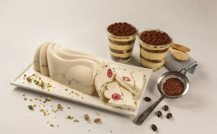 Deser z mascarpone i pistacjami, idealny na przyjęcie. Czy krem z mascarpone można zrobić wcześniej? Tak, ten deser można przygotować dzień wcześniej.