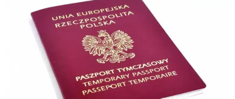 Czerwony paszport tymczasowy Rzeczypospolitej Polskiej z godłem. Numer paszportu znajduje się na stronie z danymi osobowymi.
