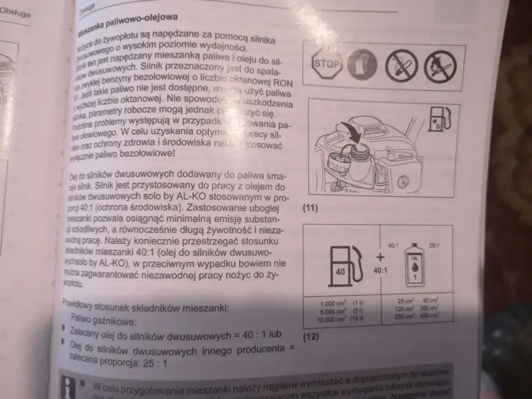 Instrukcja podaje, ile oleju na litr paliwa należy użyć do silników dwusuwowych: 40:1 lub 25:1.