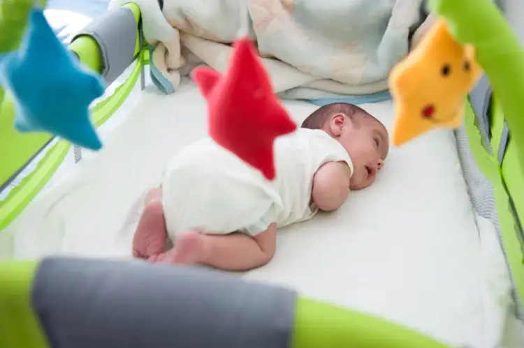Nowe życie, małe nóżki, słodki sen. Jak długo niemowlę może spać na brzuchu? Bezpieczeństwo przede wszystkim, ale maluchy potrzebują też odpoczynku.
