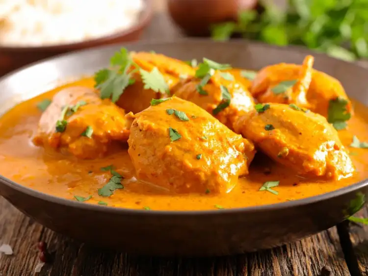 Pyszny kurczak w sosie curry, idealny do podania z ryżem. Ten aromatyczny **garam masala przepis** zachwyci każdego.