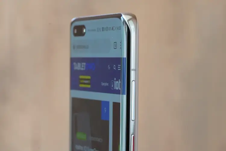 Szukasz informacji, jak sprawdzić czy telefon jest na raty? Na ekranie smartfona widać stronę z artykułem.