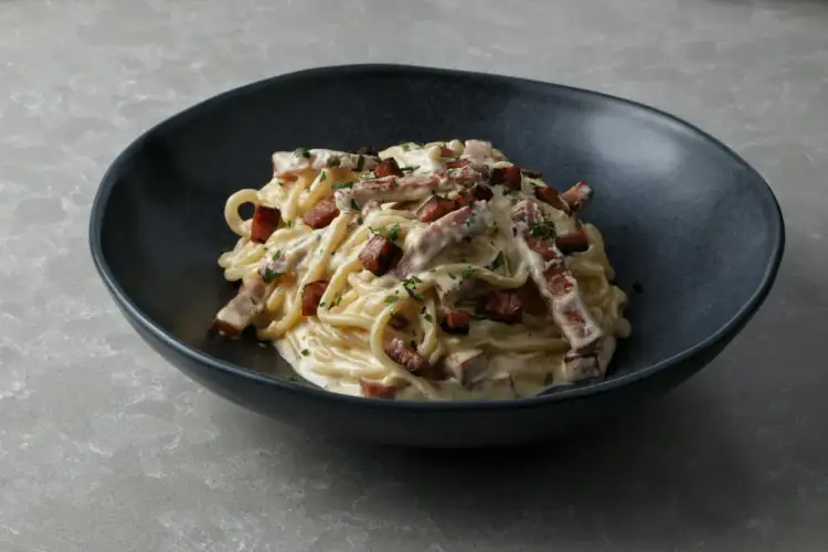 Pyszne spaghetti carbonara z boczkiem i parmezanem. Idealne na obiad, gdy chcesz wiedzieć, jak zrobić spaghetti.