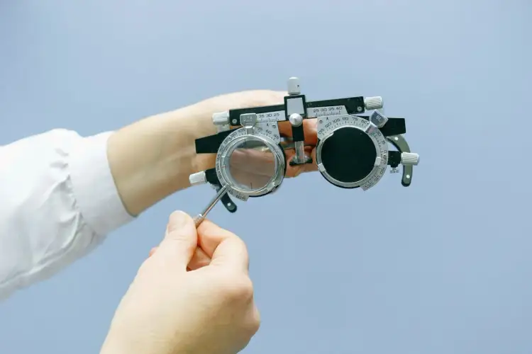 Optometrysta używa foroptera do badania wzroku. To urządzenie pozwala dobrać odpowiednie soczewki.