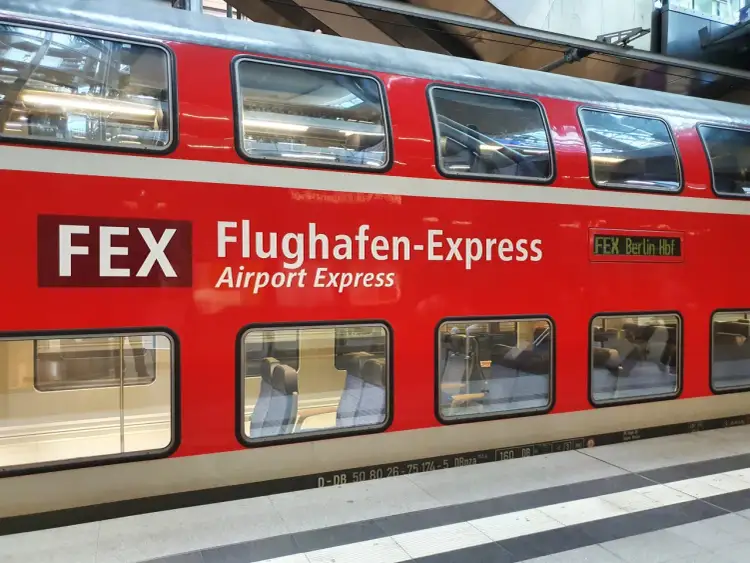 Czerwony pociąg FEX Flughafen-Express, czyli Airport Express, to świetny sposób, jak dojechać do Berlina. Na wyświetlaczu widnieje "FEX Berlin Hbf".