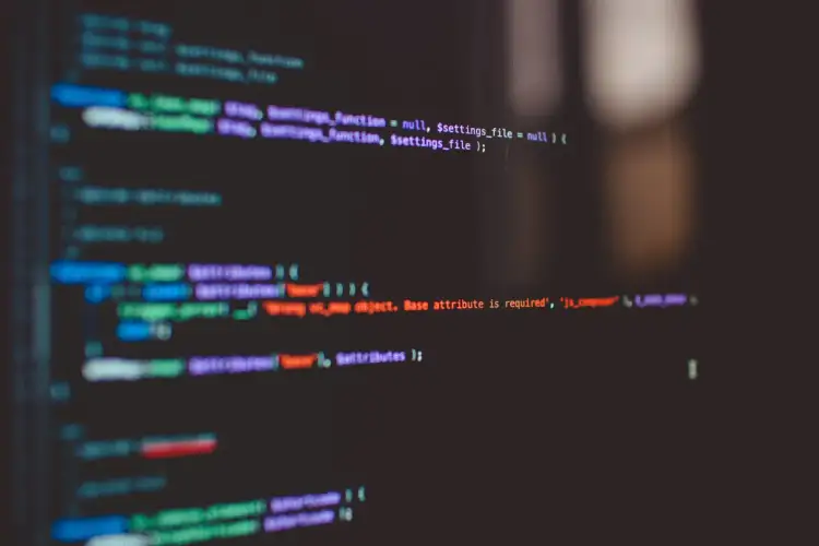 Fragment kodu źródłowego w języku programowania, z podświetlonymi fragmentami.