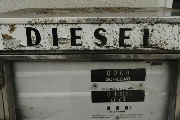Stara pompa paliwowa z napisem DIESEL. Pokazuje cenę za litr i ilość paliwa, przypominając, jak działa silnik diesla.