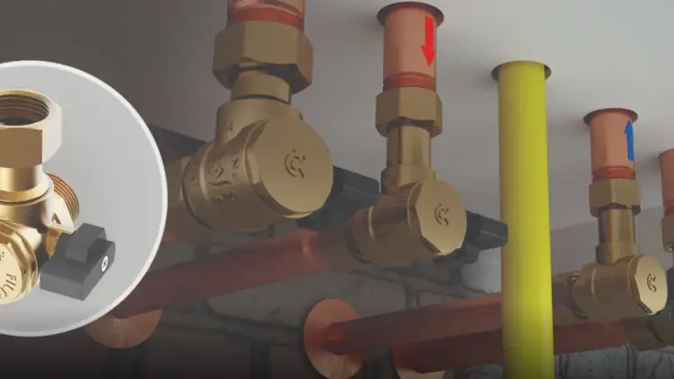 Szczegółowy widok pokazuje, jak zamontować zawór antyskażeniowy. Mosiężne elementy instalacji hydraulicznej z miedzianymi rurami.