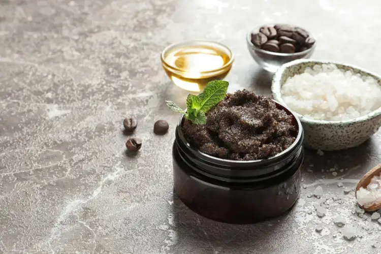Domowy peeling do twarzy z kawy, soli i oleju. Składniki do jego przygotowania: ziarna kawy, sól morska, olej.