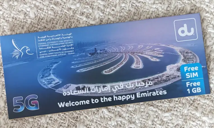 Karta SIM z 1 GB internetu w Dubaju, z widokiem na Palmę Jumeirah i logo du.
