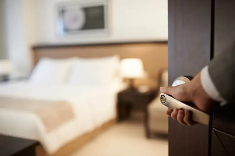 Czy można wynająć pokój w hotelu nie mając 18 lat? Oto zasady