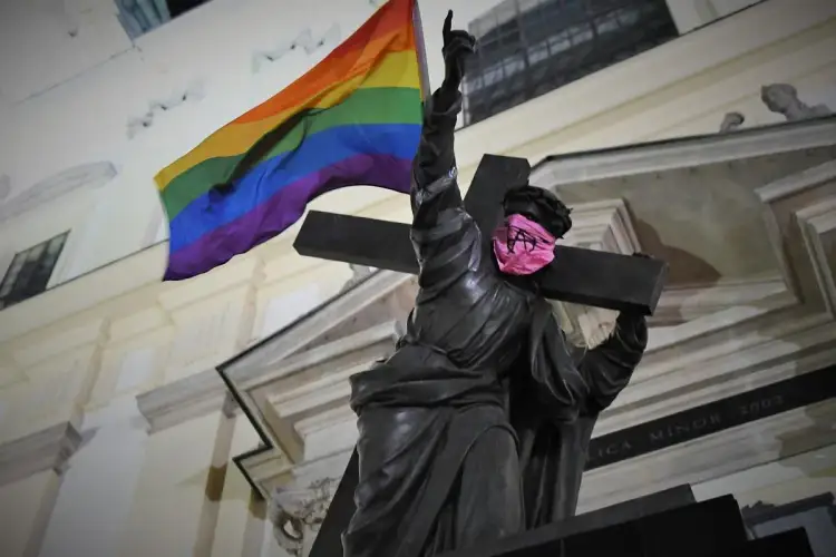 Pomnik z tęczową flagą i różową opaską na oczach. Symbolizuje walkę o równość i wolność, gdzie wiara i tęcza łączą się w jedno.